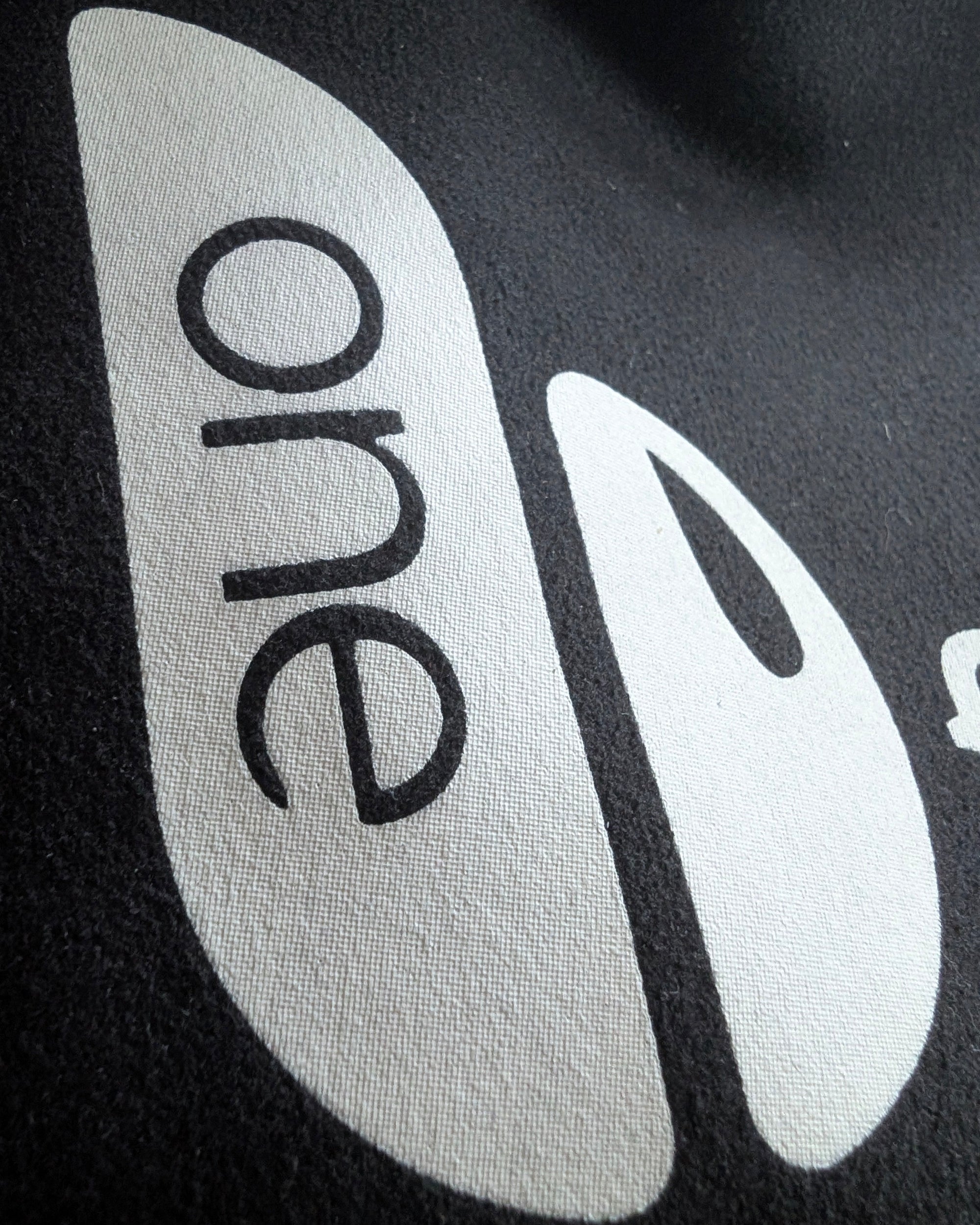 logo detalle beonebasics toalla gimnasio